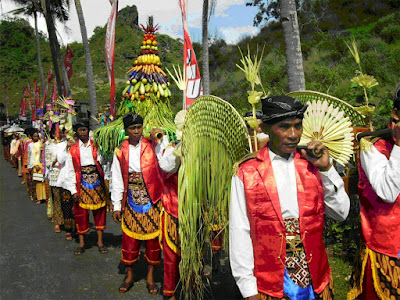 Contoh Tradisi Hindu di Masyarakat Indonesia Contoh Tradisi Hindu di Masyarakat Indonesia