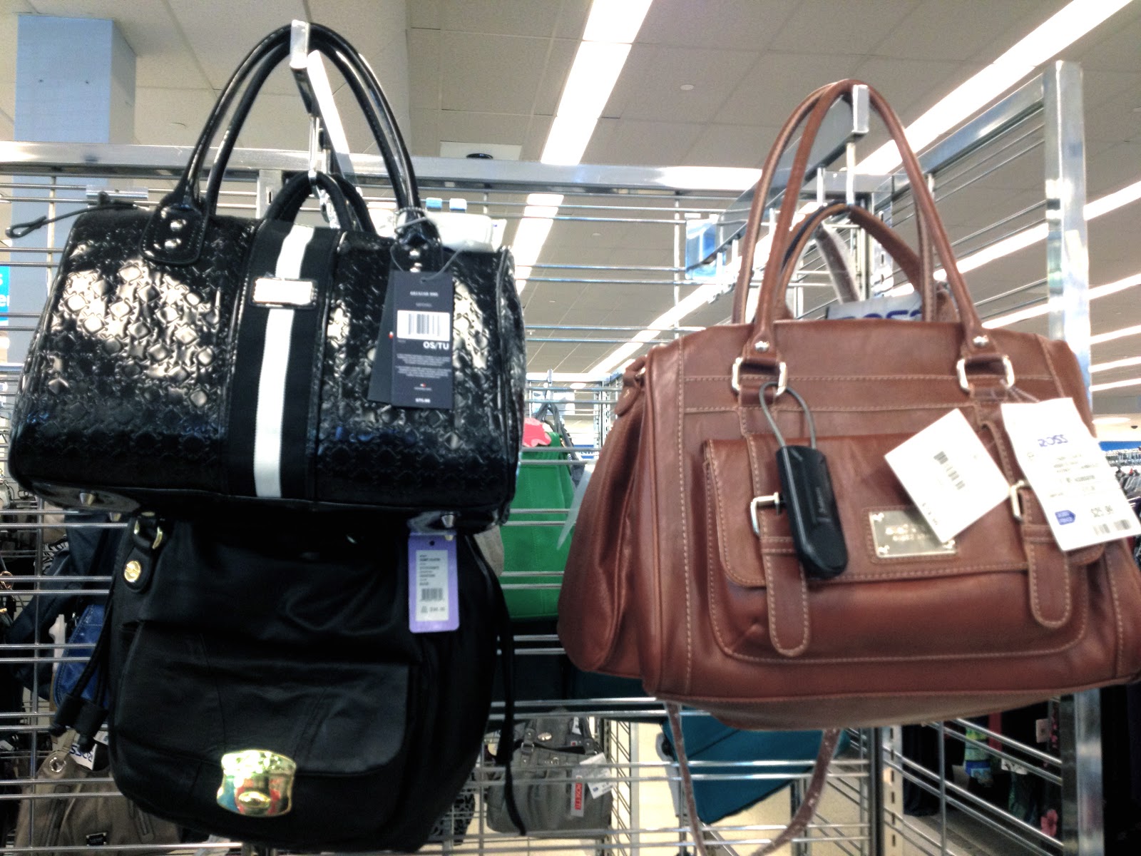 ... carteras, algunas de marcas como Tommy y Nine West a menos de USD25