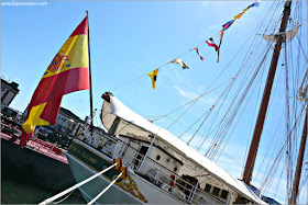 Bandera Española en el Buque Escuela Juan Sebastián de Elcano en el Puerto de Boston