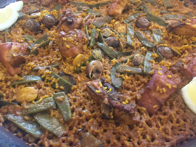 Detalle de la paella de pollo y conejo del restaurante casa Borras