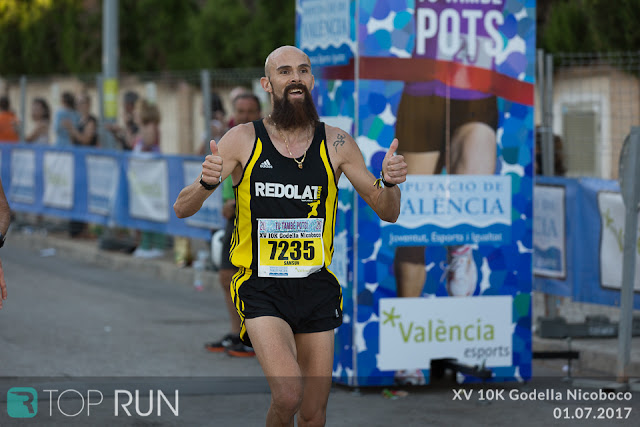 El atleta sordo Marcial Ferri llegando a la meta de una maratón