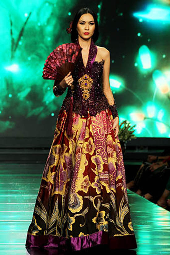  Model  Kebaya Modern Kombinasi  Batik  gebeet com