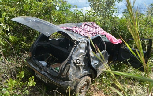 Criança de três anos morre após carro capotar na BR-242