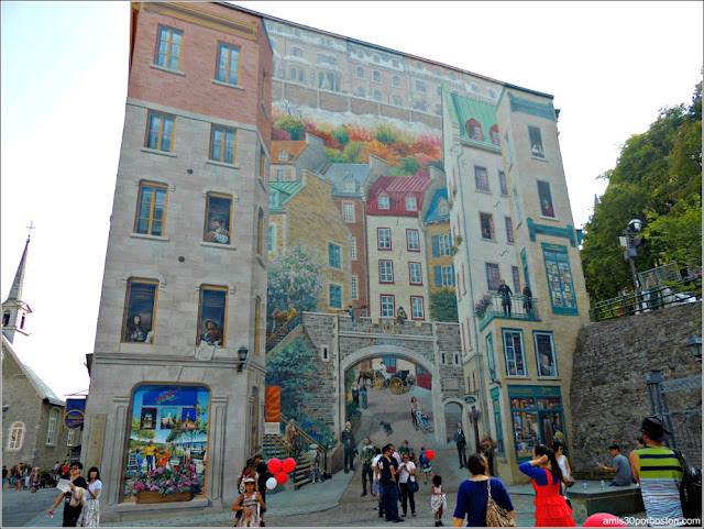 Fresque des Québécois en la Place-Royale del Viejo Quebec