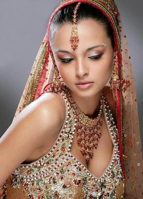 Indian Fashion Trends: Comparison between Indian & Pakistani Bridal Lahengas