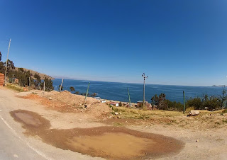 Bela vista do Lago Titicaca na saída de Copacabana / Bolívia.