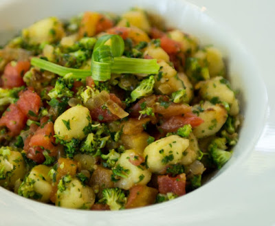 Nhoque de Batata-Doce com Brócolis e Tomate (vegana)