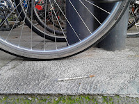 Siringhe fotografate nel parcheggio delle biciclette davanti alla stazione di Bergamo