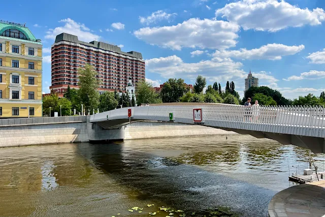 Болотная набережная, Водоотводный канал, пешеходный мост, Якиманская набережная