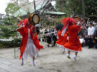 鉦を鳴らし太鼓を打ち乱舞、ハードな踊り