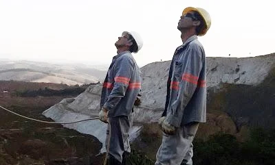 As instalações elétricas devem ser construídas, montadas, operadas, reformadas, ampliadas, reparadas e inspecionadas de forma a garantir a segurança e a saúde dos trabalhadores e dos usuários, e serem supervisionadas por profissional autorizado