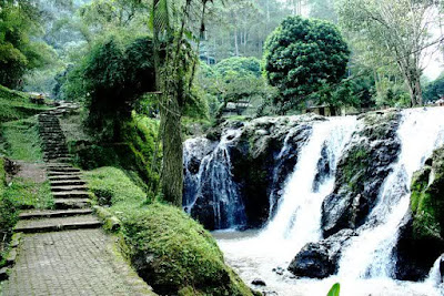 Bermain Air Terjun hingga Menelusuri Gua di Maribaya Bandung