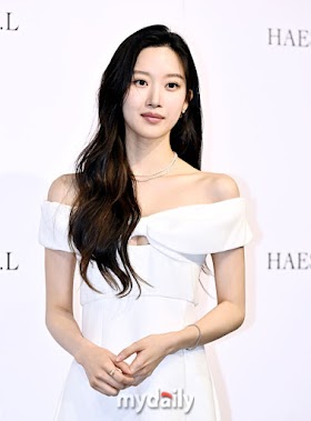 Actress Mun Kayoung has reportedly been cast as the lead in the drama Whale Star + Knetz comment. 