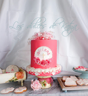 tarta de bautizo con rosas modeladas de azucar