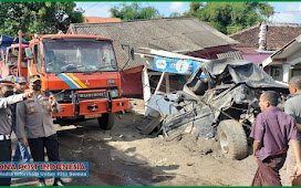 Kendaraan Dump Truck dari arah Bromo-Pasuruan Kota, Hantam Rumah dan Kendaraan Warga