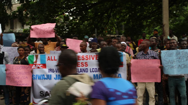 Pandemonium in front of APC National Leader?s House, Bola Tinubu at Ikoyi, Lagos