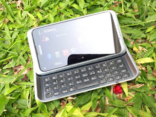 Hape Jadul Nokia E7 Slide QWERTY Seken Mulus Kolektor Item