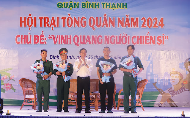 Đồng chí Vũ Ngọc Tuất tặng hoa các thế hệ cán bộ, cựu chiến binh tham gia giao lưu. (Ảnh: MD)
