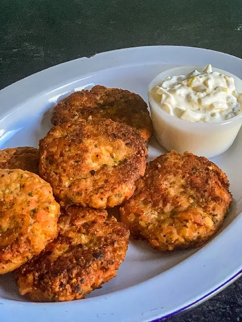 Smoked salmon cakes are an easy and delicious weeknight meal option, and believe it or not, they are affordable.