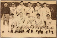 REAL MADRID C. F. - Madrid, España - Temporada 1955-56 - Juan Alonso, Becerril, Marquitos, Lesmes II, Miguel Muñoz y Zárraga; Castaños, Olsen, Di Stéfano, Rial y Gento - PARTIZAN DE BELGRADO 3 (Milutinovic 2, Mihajlovic) REAL MADRID C. F. 0 - 29/01/1956 - Copa de Europa, 1ª edición, cuartos de final, partido de vuelta - Belgrado, Stadion JNA - El Madrid, que había ganado 4-0 en la ida, estuvo a punto de perder su ventaja en un partido marcado por la abundante nieve que había en el césped y  que dificultaba totalmente el juego