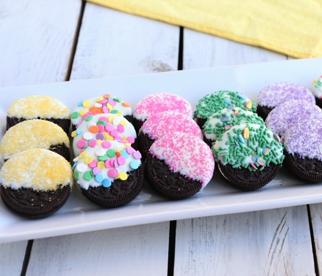 Easy and Pretty Dipped Spring Oreos #desserts #easterdessert