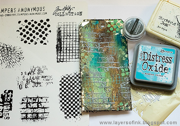 Layers of ink - Grunge It Up Tag Tutorial by Anna-Karin Evaldsson with Tim Holtz stamps