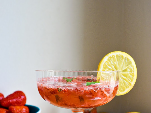 Cocktail sans alcool fraise, citron et basilic