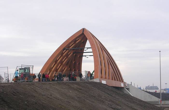 Commissioned by the Province of Friesland, Oak (Onix and Achterbosch Architecture) has developed a road bridge that connects 2 districts of Sneek on either side of the A7 motorway. The bridge was designed for a municipality that wished to establish a new city marker along the motorway. Framework The Department of Public Works, the user of the bridge, stated that it wished to use more wood in its constructions.