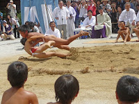 地元の氏子の童児が真っ白な褌一丁姿の元気いっぱいの相撲を取った