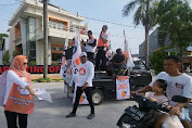 Seger Bener! Flashmob Kampanye Caleg PKS Teti Lestari di Cikarang Barat Bagikan Jeruk