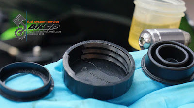 循環更換數次液壓油後, 裝回清潔完畢的油杯蓋分件