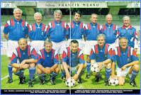 SELECCIÓN DE FRANCIA - Temporada 1957-58 - Raymond Kaelbel, Armand Penverne, Jean-Jacques Marcel, Claude Abbes, André Lerond, Robert Jonquet y Albert Batteux; Marian Wisnieski, Raymond Kopa, Just Fontaine, Roger Piantoni y Jean Vincent - Los jugadores que participaron en la Copa del Mundo de 1958 en Suecia, fotografiados en 1992