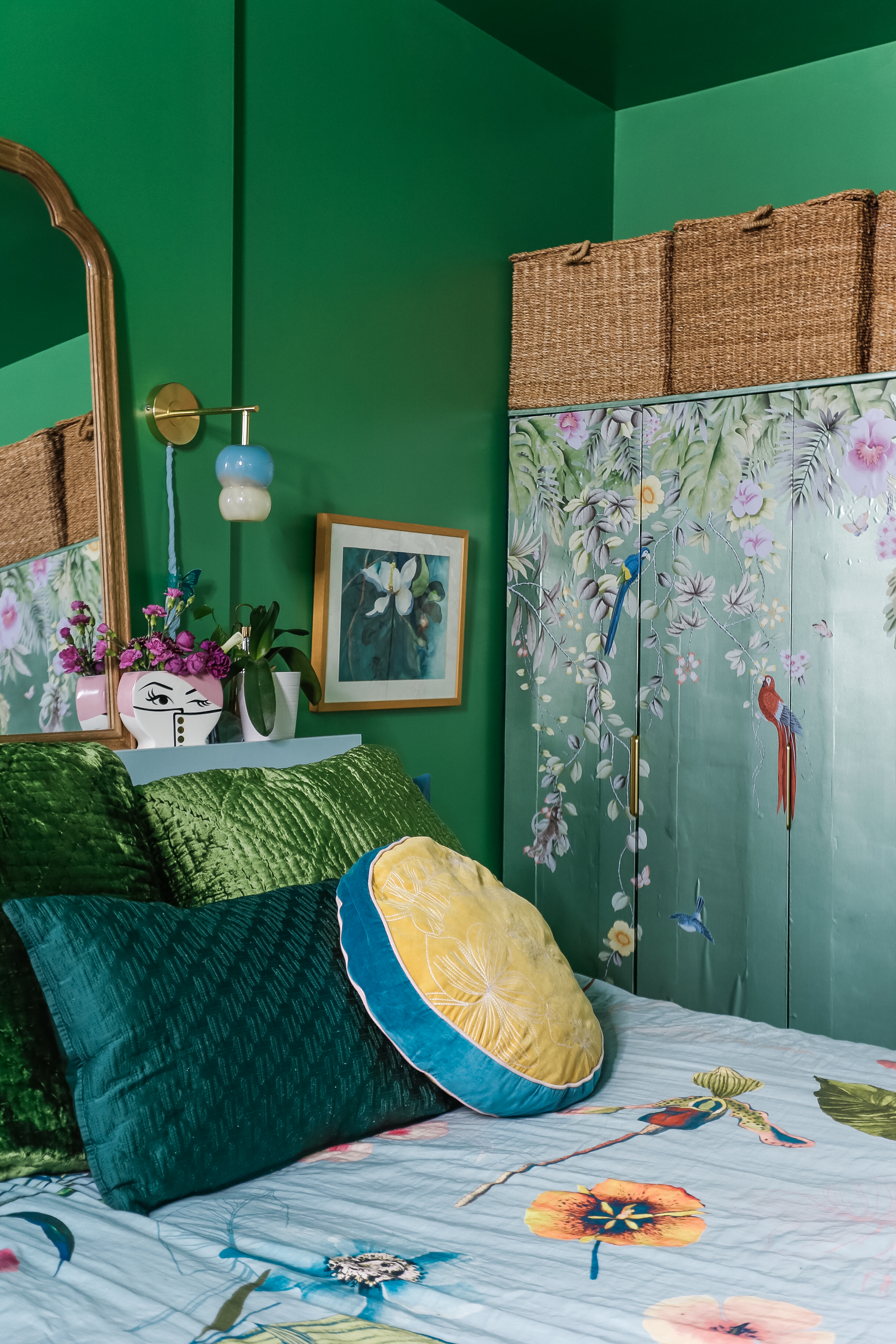 Chinoiserie wallpaper Ideas // Kelly green bedroom // colorful bedroom decor // bright bedroom decor ideas // matcha green bedroom // spring bedroom ideas // whimsy goth bedroom // moody bedrooms // girly bedroom // floral bedroom decor // colorful interiors // diy home decor