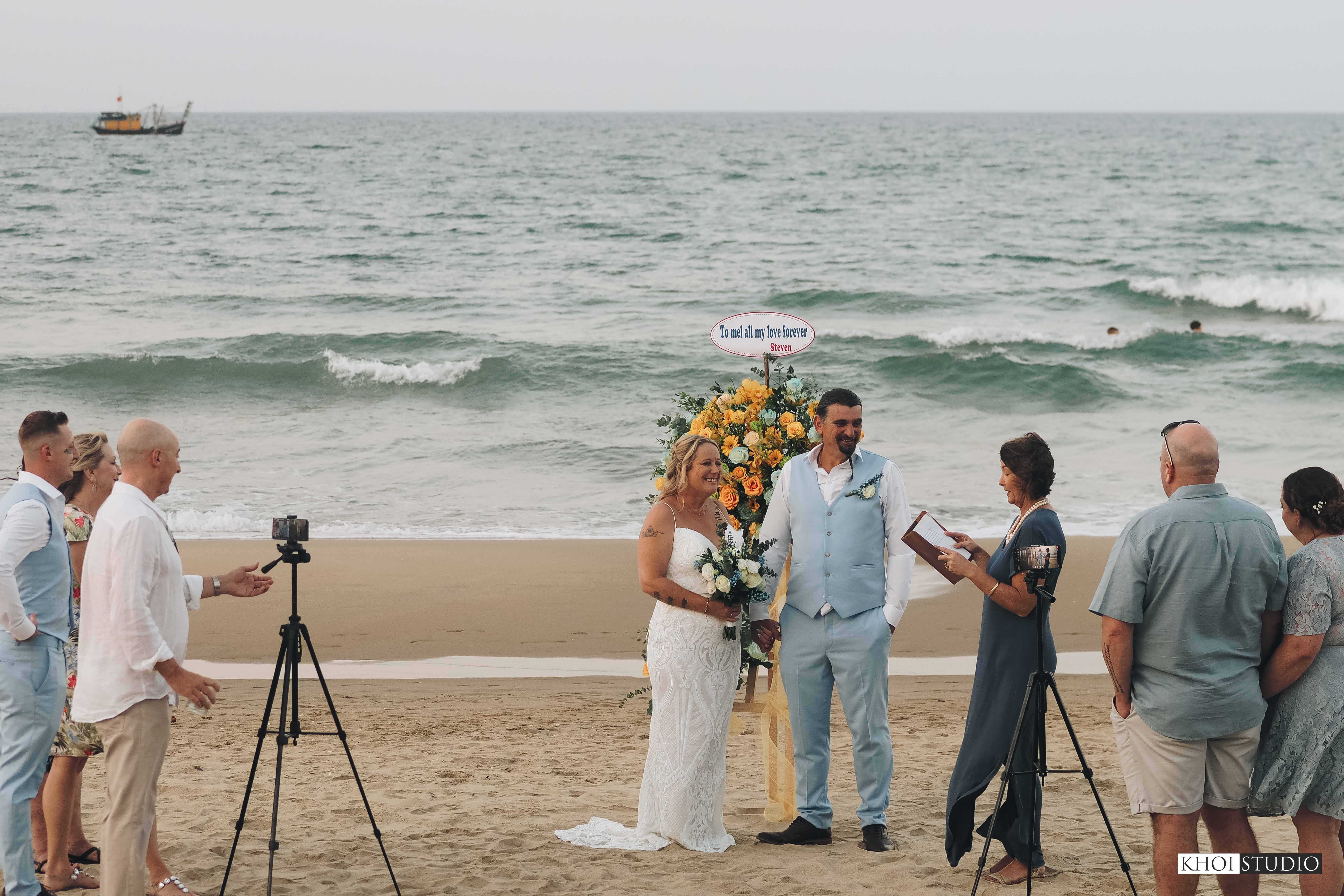 Find a wedding photographer in Da Nang & Hoi An: Organize your wedding day at An Bang beach