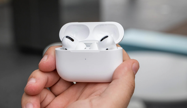 يقوم نظام iOS 16 بتنبيه مستخدمي iPhone عند محاولة إقران AirPods المزيفة ، لكن لا يمنعهم