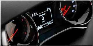 Detalhe do interior do Chevrolet Onix 2023, com destaque para os bancos em couro ecológico e os detalhes cromados no painel.