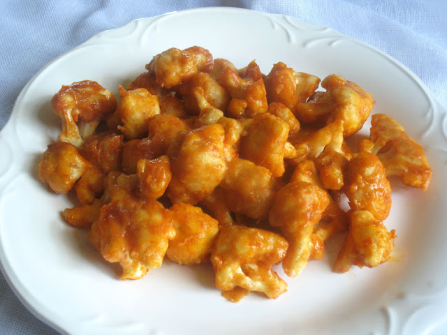 Roasted Cauliflower Bites with Sriracha Sauce