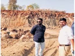 पंधाना विधानसभा क्षेत्र में अवैध उत्खनन की जगह दिखाते विधायक राम दांगोरे। के लिए इमेज नतीजे