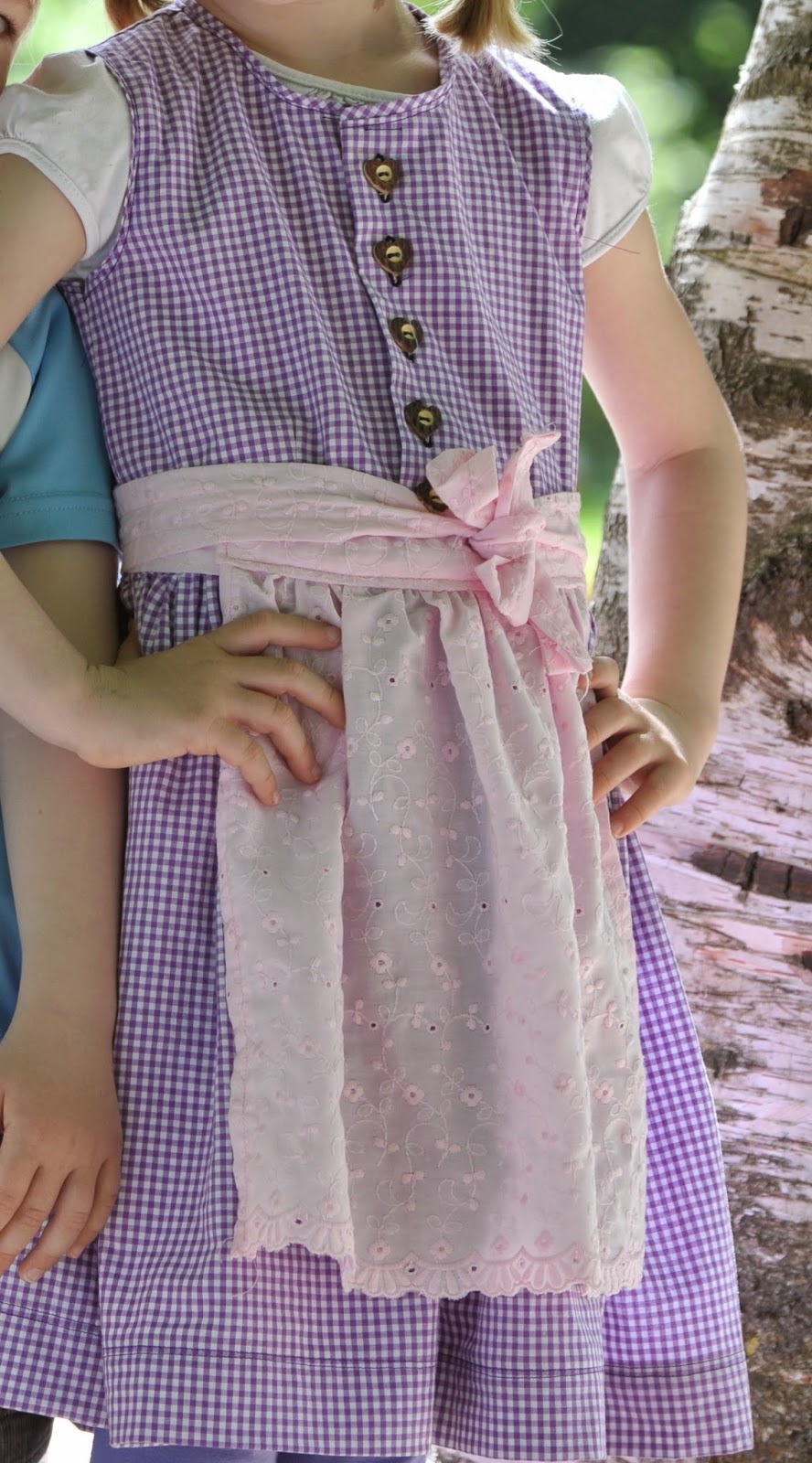 http://naehmamal.blogspot.de/2014/06/ein-dirndl-5-abenden-kleid-ohne-schurze.html