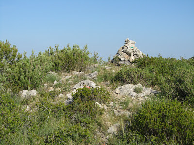 Coll d'Arca i Avenc de Carles V; a la Juncosa del Montmell