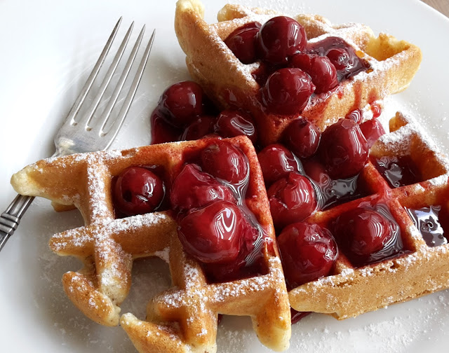 Zuckerfreie Waffeln mit Kirschkompott