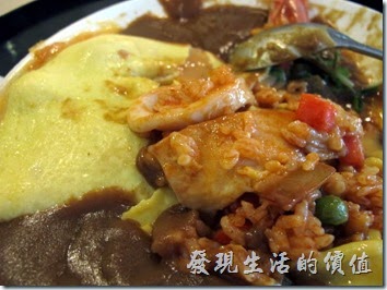 台南-洋蔥咖哩工房。番茄起司海鮮咖哩蛋包飯，辛辣度二級，掀開外面的蛋皮，裏頭的飯粒還粒粒分明，吃起來軟順還不時拉著起司的絲線，夾雜著海鮮入口，感覺很滿足，不過個人覺得番茄與咖哩似乎並不是搭的那麼好就是了。