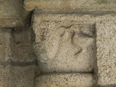 detalhes em pedra numa capela da Rota do Românico