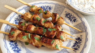 Brochetas de Pollo Marinadas con Coriandro y Salsa de Yogur y Cilantro