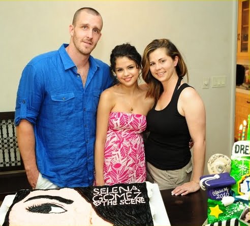 picture of selena gomez mom and dad. Selena Gomez smiles with her