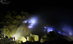 fenomena alam unik blue fire si api biru kawah ijen