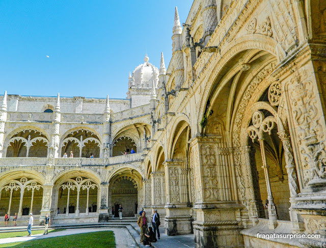 Claustro principal do Mosteiro dos Jerónimos em Lisboa