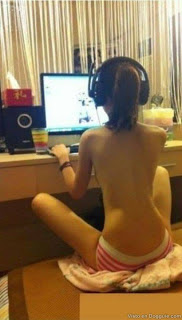 Wanita saat Bermain Game Online