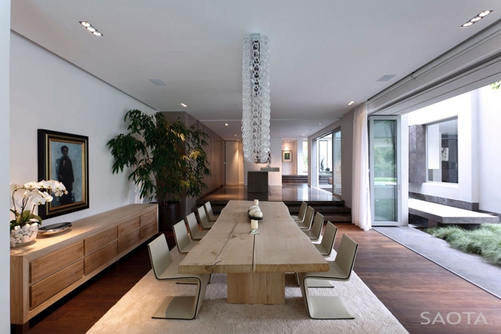 Dining room in Contemporary Villa by SAOTA