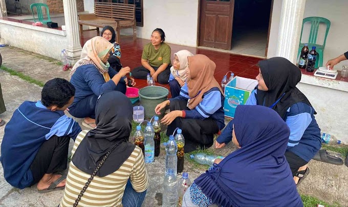 Kurangi Limbah Dapur, Tim KKN UIN Walisongo Beri Pelatihan Eco Enzyme